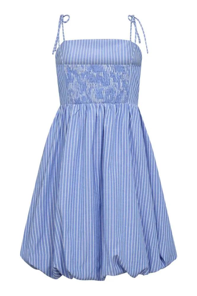 Blaues Kleid mit Streifen – Eleganz trifft auf modernen Streifenlook