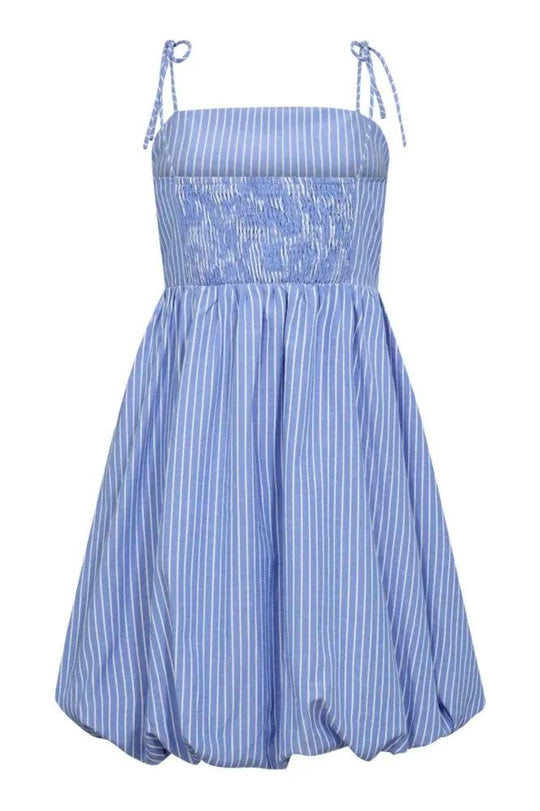 Blaues Kleid mit Streifen – Eleganz trifft auf modernen Streifenlook